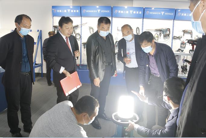 集團公司董事長黃道元示范新型工器具操作方法.jpg 集團公司董事長黃道元示范新型工器具操作方法.jpg