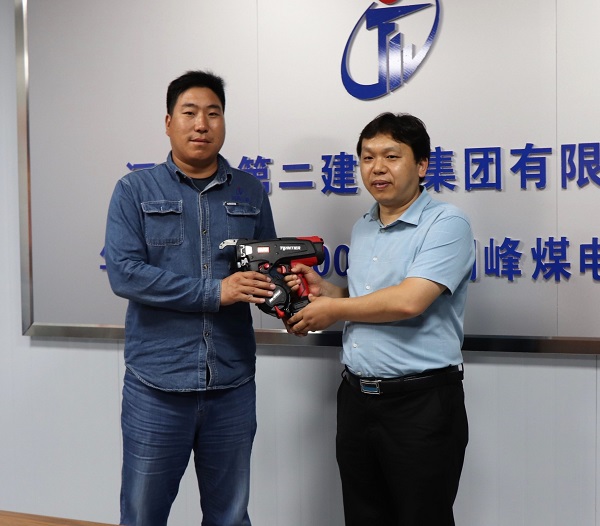2、集團公司科協(xié)秘書長蘇群山向華能正寧項目部交接援贈設(shè)備.jpg 2、集團公司科協(xié)秘書長蘇群山向華能正寧項目部交接援贈設(shè)備.jpg