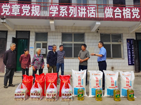 集團(tuán)公司董事、副總經(jīng)理、分公司經(jīng)理、黨總支書(shū)記崔向軍一行走進(jìn)獅豹頭鄉(xiāng)土池村開(kāi)展慰問(wèn).jpg 集團(tuán)公司董事、副總經(jīng)理、分公司經(jīng)理、黨總支書(shū)記崔向軍一行走進(jìn)獅豹頭鄉(xiāng)土池村開(kāi)展慰問(wèn).jpg