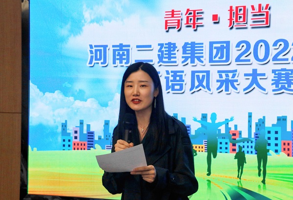 河南財(cái)經(jīng)政法大學(xué)翟亞迪博士對(duì)選手的表現(xiàn)進(jìn)行點(diǎn)評(píng).jpg 河南財(cái)經(jīng)政法大學(xué)翟亞迪博士對(duì)選手的表現(xiàn)進(jìn)行點(diǎn)評(píng).jpg