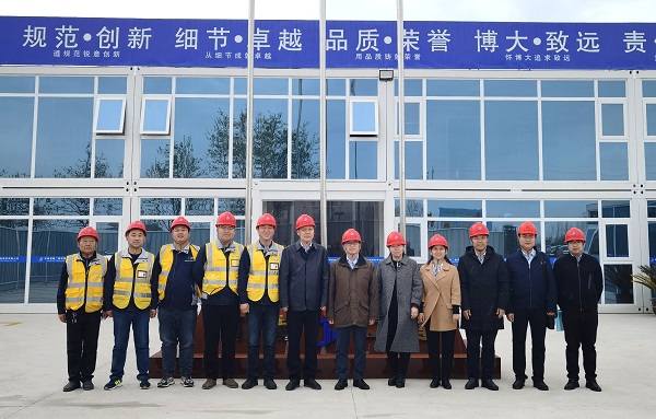 2.董事長帶領(lǐng)各參建單位負(fù)責(zé)人到項目查看施工情況.jpg 2.董事長帶領(lǐng)各參建單位負(fù)責(zé)人到項目查看施工情況.jpg