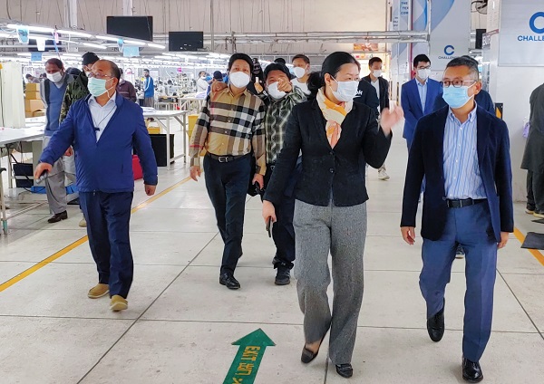 3董事長(zhǎng)一行走訪嘉麟杰時(shí)尚（私人）有限公司紡織工廠.jpg