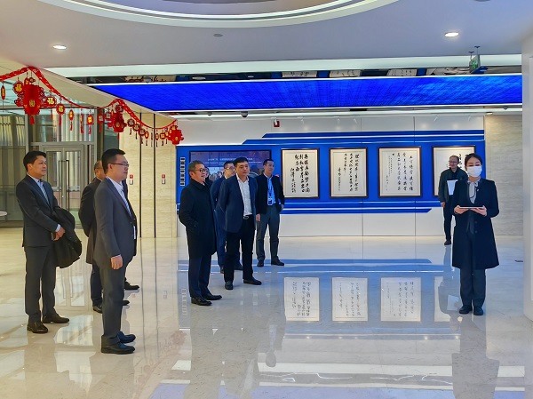 參觀國機(jī)工程集團(tuán)企業(yè)長廊.jpg 參觀國機(jī)工程集團(tuán)企業(yè)長廊.jpg