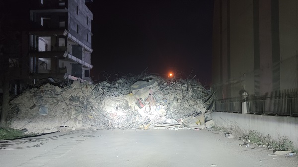 2市內(nèi)行駛,道路受阻,被迫改道.jpg 2市內(nèi)行駛,道路受阻,被迫改道.jpg