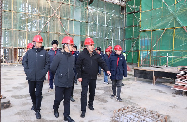 祝總一行到主廠房7.95m層進(jìn)行實地查看.JPG ??傄恍械街鲝S房7.95m層進(jìn)行實地查看.JPG