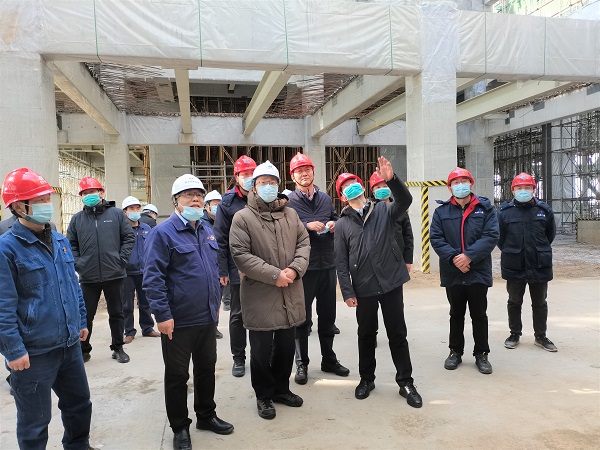 ??偱c華能集團(tuán)公司副總經(jīng)理樊啟祥一行實地參觀主廠房清水混凝土框架柱施工效果.jpg ??偱c華能集團(tuán)公司副總經(jīng)理樊啟祥一行實地參觀主廠房清水混凝土框架柱施工效果.jpg