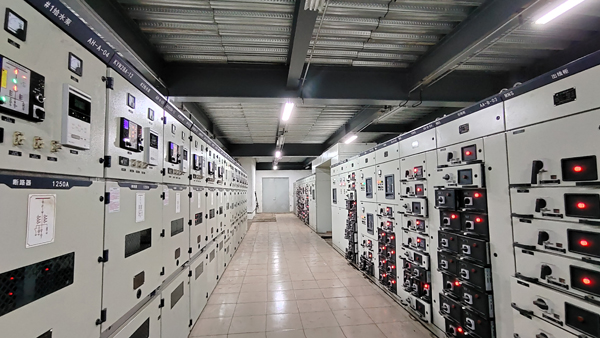 主廠房零米配電間.jpg 主廠房零米配電間.jpg