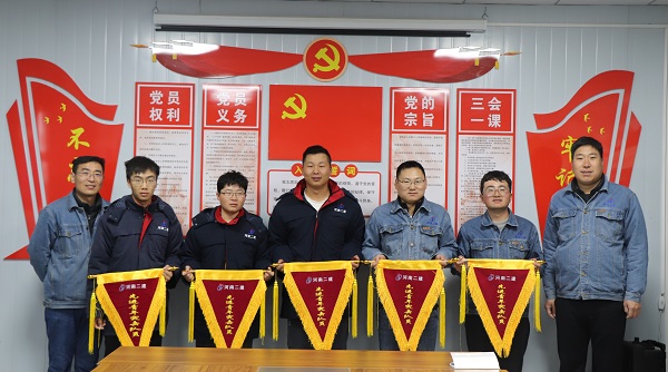 3、項(xiàng)目領(lǐng)導(dǎo)為先進(jìn)青年突擊隊(duì)員頒發(fā)流動(dòng)紅旗.JPG 3、項(xiàng)目領(lǐng)導(dǎo)為先進(jìn)青年突擊隊(duì)員頒發(fā)流動(dòng)紅旗.JPG
