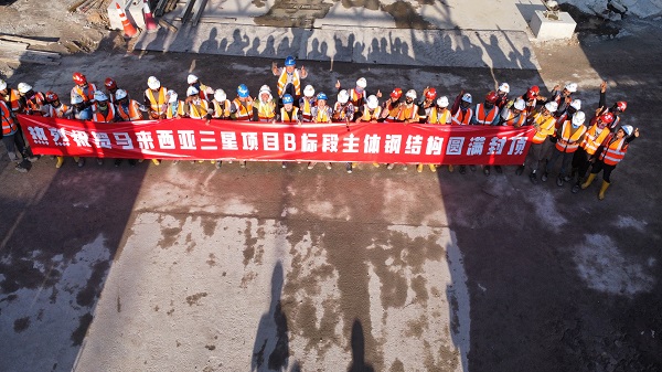 封頂后項目人員開心合影.jpg 封頂后項目人員開心合影.jpg
