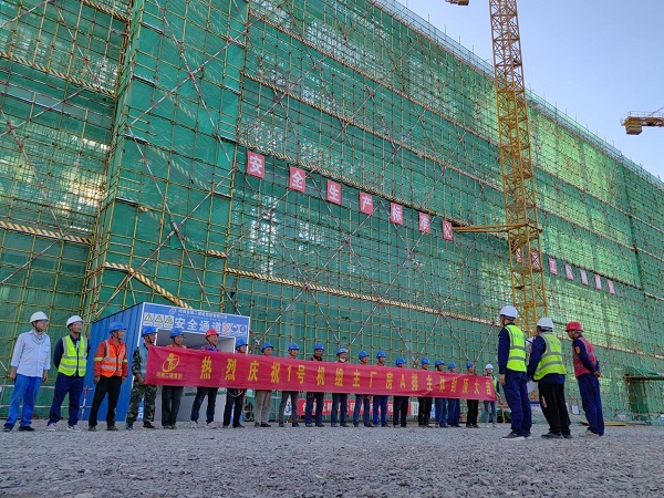 1-1號機(jī)組主廠房A排順利封頂.jpg 1-1號機(jī)組主廠房A排順利封頂.jpg