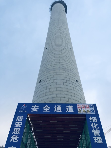 封頂后的煙囪外觀線條流暢美觀1.jpg 封頂后的煙囪外觀線條流暢美觀1.jpg