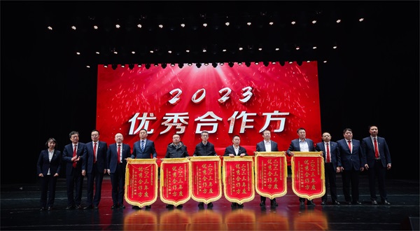 集團公司總經(jīng)理登臺領(lǐng)獎 - 副本.jpg