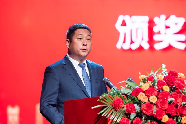 9集團(tuán)公司總經(jīng)理馮戰(zhàn)光宣讀表彰通知.jpg