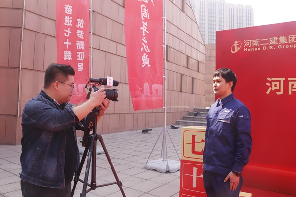 工人日?qǐng)?bào)記者采訪.JPG 工人日?qǐng)?bào)記者采訪.JPG