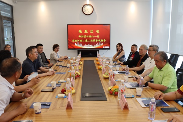 圖片1:雙方進(jìn)行親切交流.JPG 圖片1:雙方進(jìn)行親切交流.JPG
