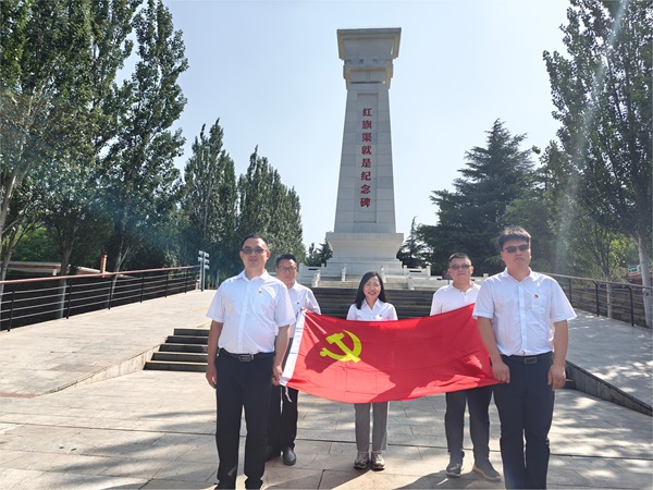 5第八分公司黨支部在紅旗渠紀(jì)念碑前合影.jpg 5第八分公司黨支部在紅旗渠紀(jì)念碑前合影.jpg