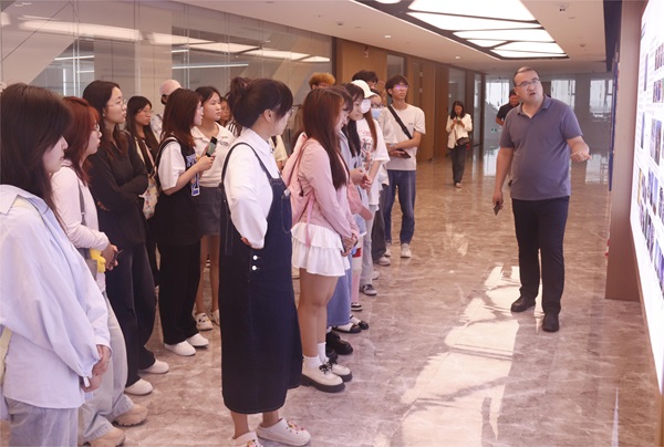 參觀文化長廊1.JPG 參觀文化長廊1.JPG