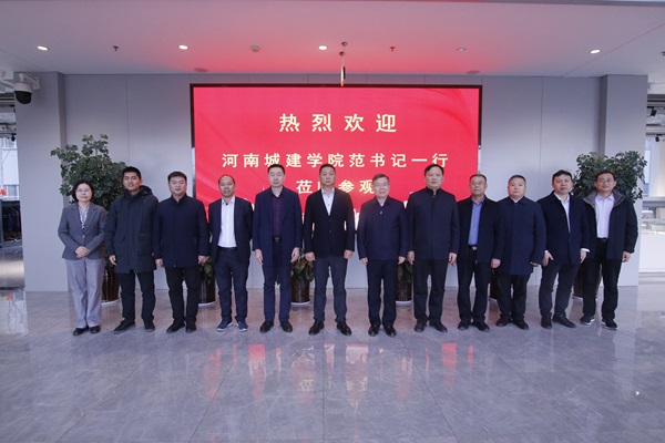 園區(qū)合影 - 副本.JPG 園區(qū)合影 - 副本.JPG