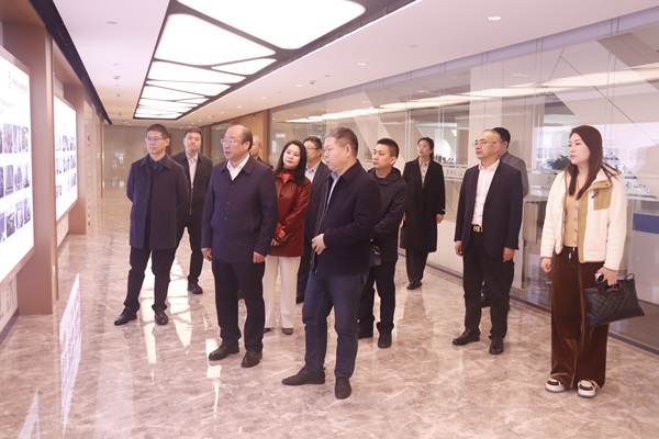 集團公司董事長祝建明陪同孫秘書長一行參觀企業(yè)文化長廊.jpg 集團公司董事長祝建明陪同孫秘書長一行參觀企業(yè)文化長廊.jpg