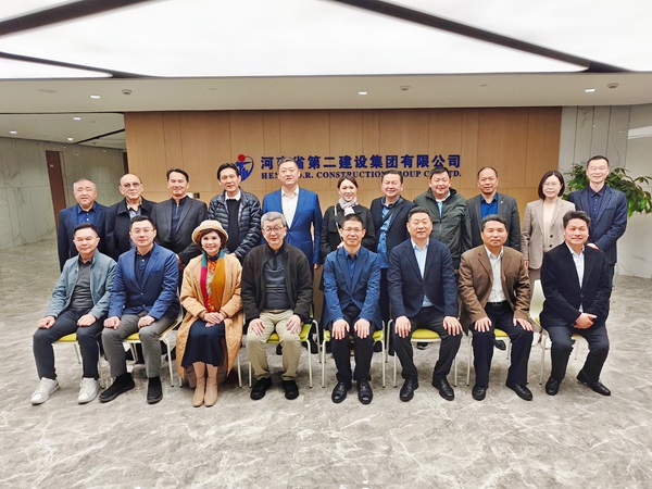 雙方在集團(tuán)總部合影留念.jpg 雙方在集團(tuán)總部合影留念.jpg