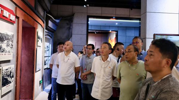參觀2.jpg 參觀2.jpg